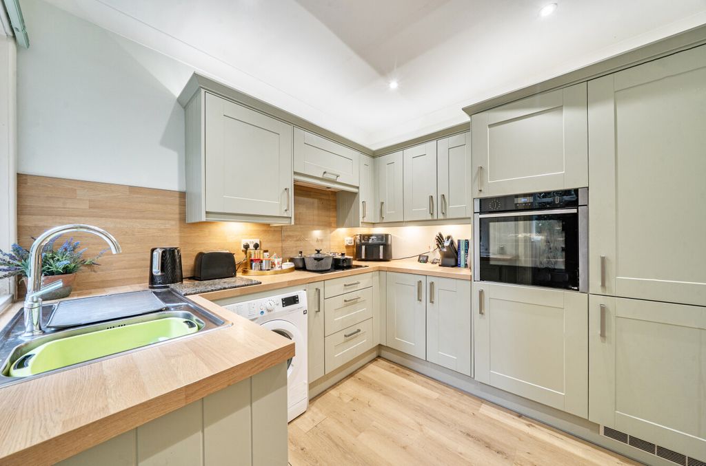 Property photo 2 of 16 1477453-18-6A2Af6...