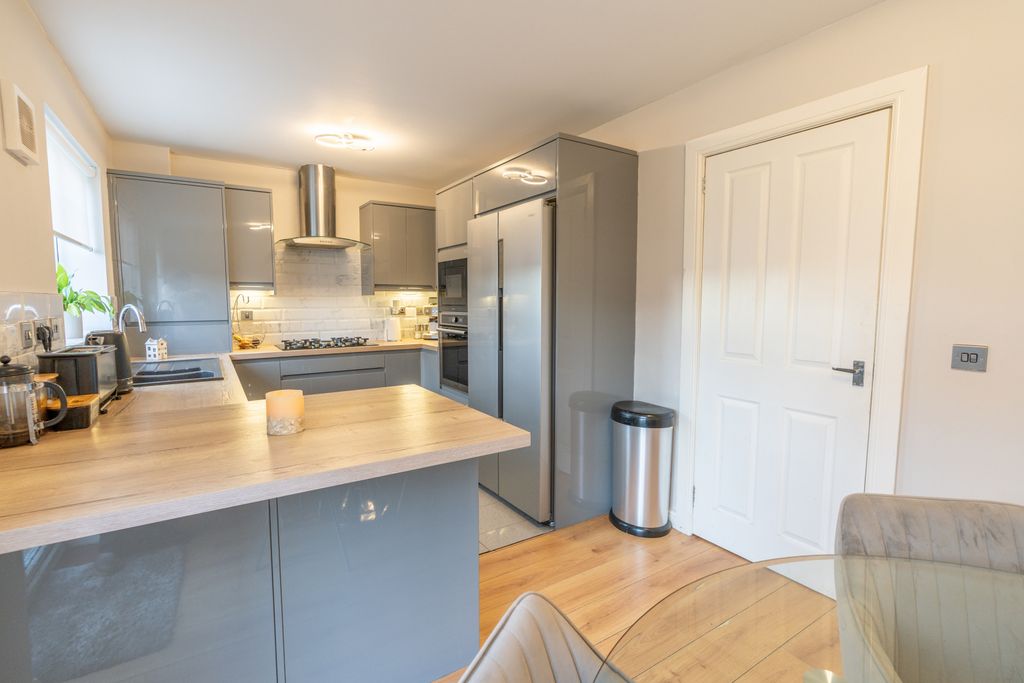 Property photo 3 of 34 Gallery