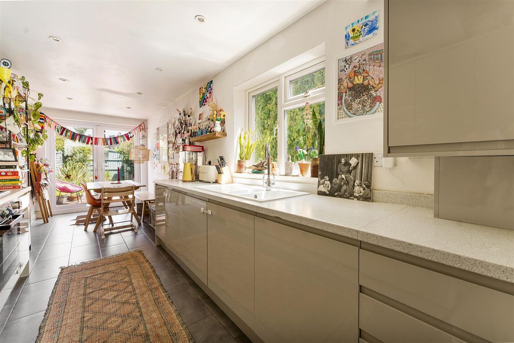 Property photo 2 of 40 Farmer Road, E10