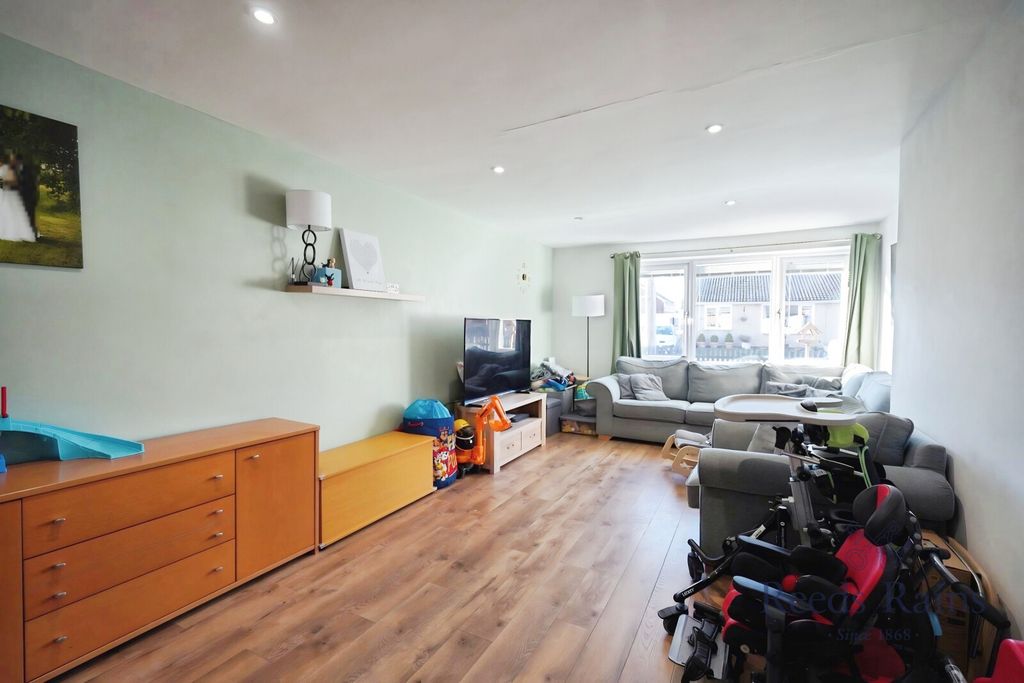 Property photo 3 of 16 Lounge