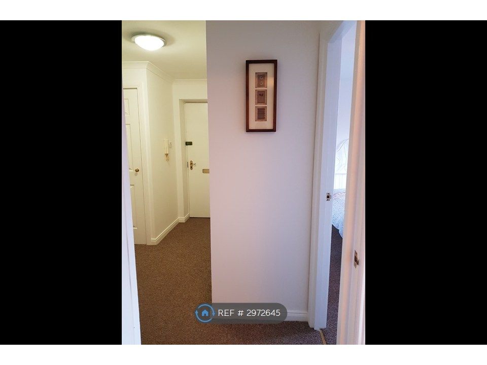 Property photo 2 of 11 Hallway