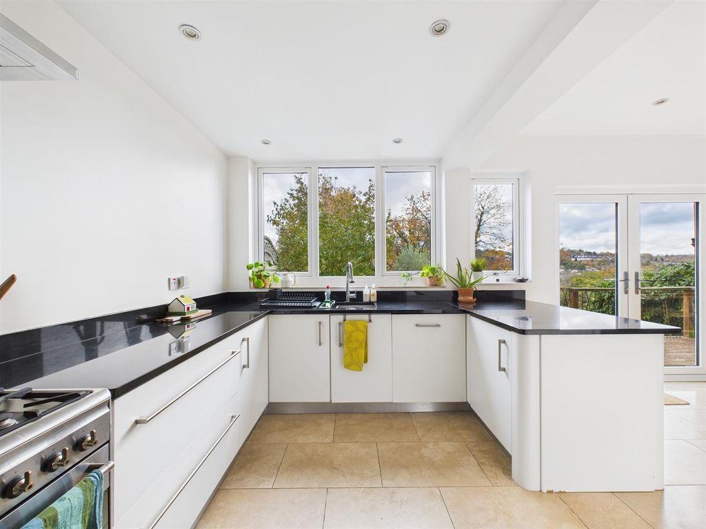 Property photo 3 of 17 Cam02885G0-Pr0505-Still007.Jpg