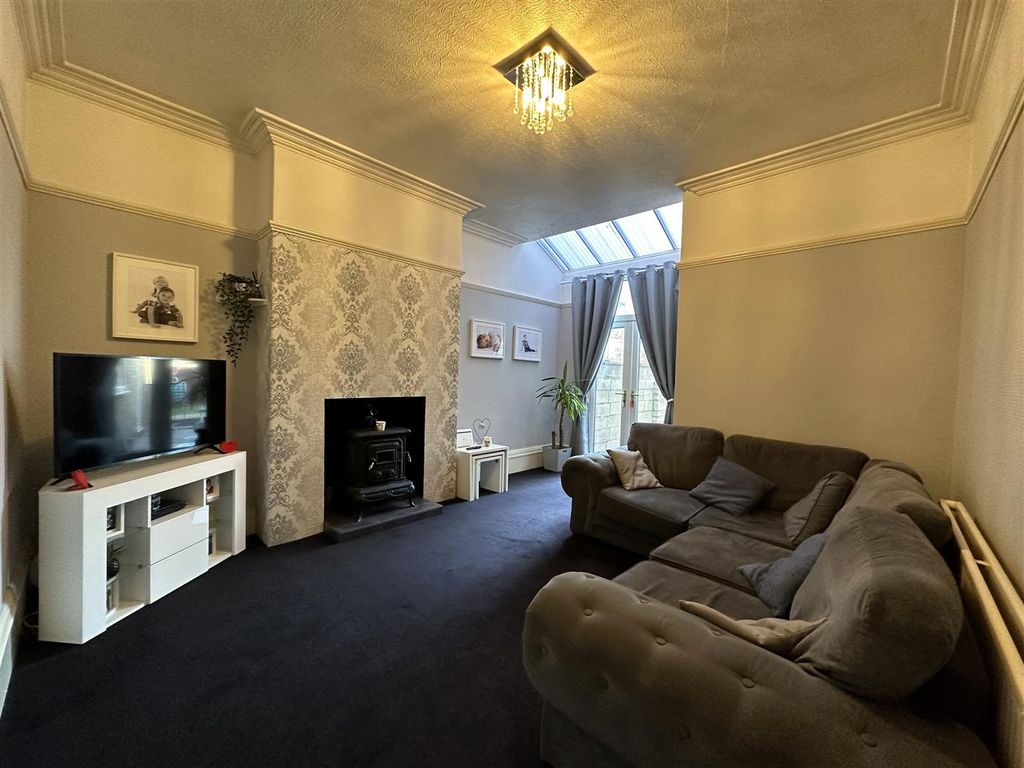 Property photo 2 of 15 Lounge .Jpg