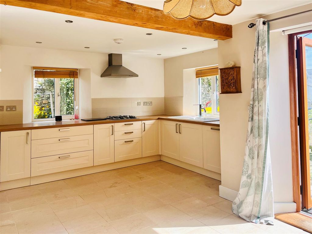 Property photo 2 of 18 Kitchen