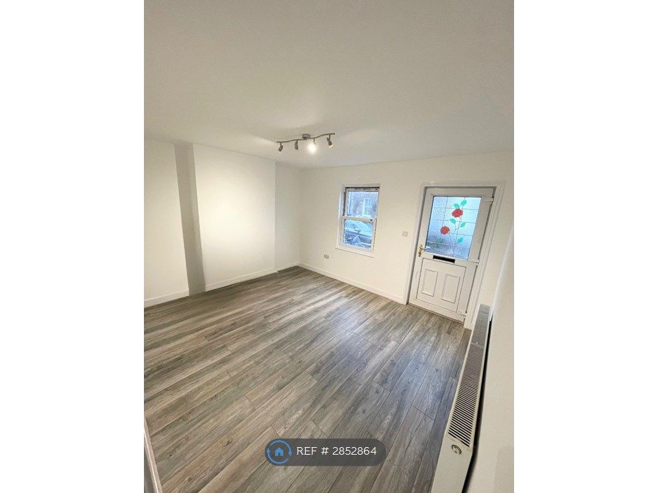 Property photo 1 of 18 Living Room