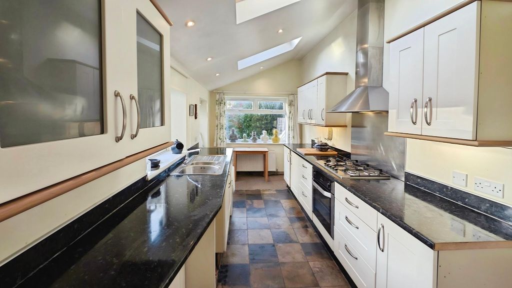 Property photo 2 of 23 Dfe33F15-Pxl_20251028_160553857.Jpg