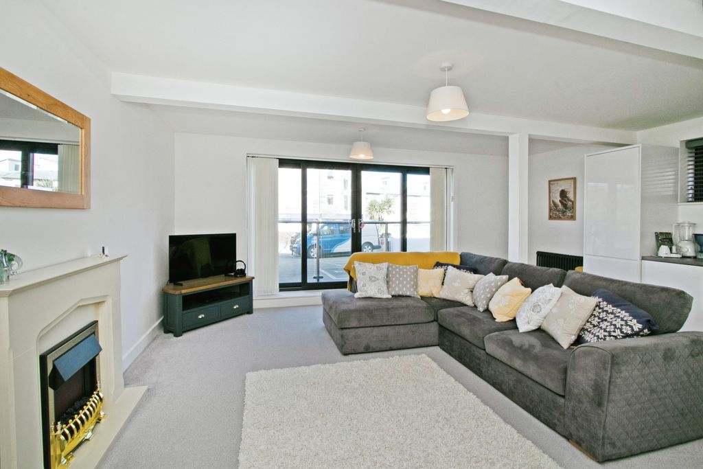 Property photo 3 of 17 Lounge Area