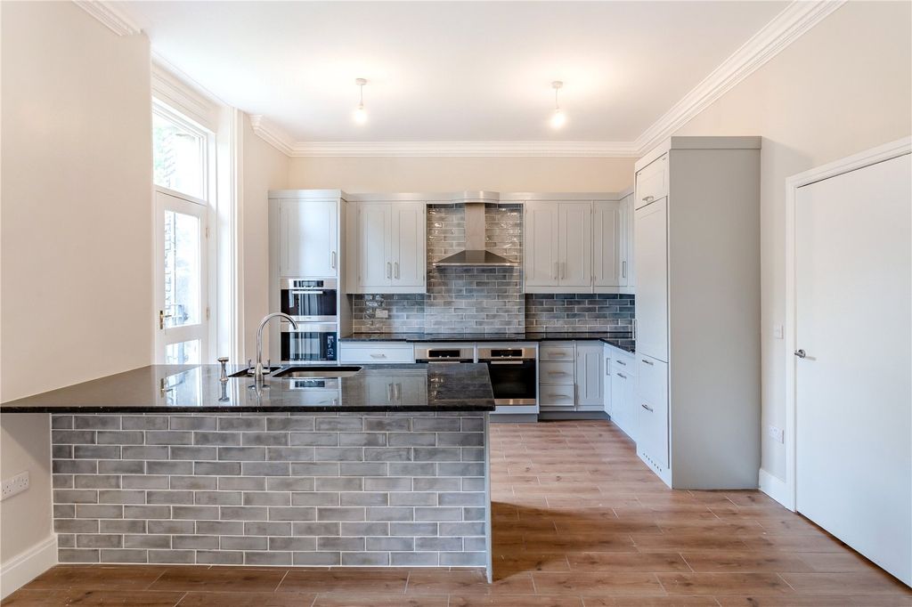 Property photo 2 of 11 Kitchen