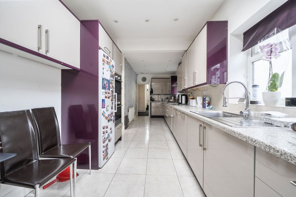 Property photo 3 of 18 Kitchen