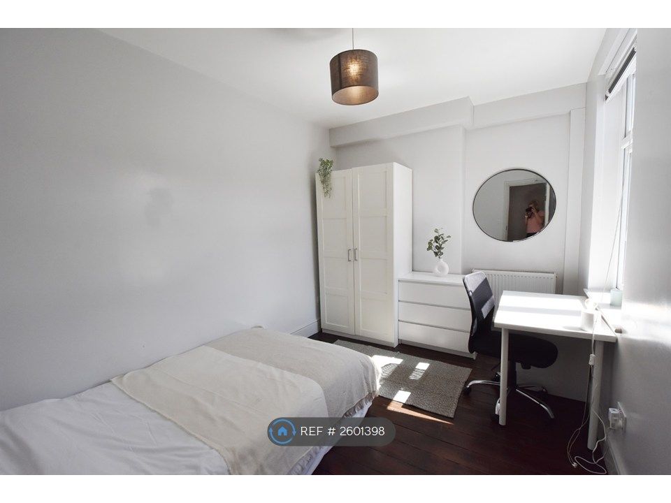 Property photo 3 of 11 Bedroom 3 - Available