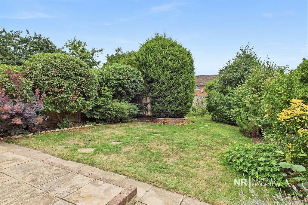 Property photo 2 of 12 Garden