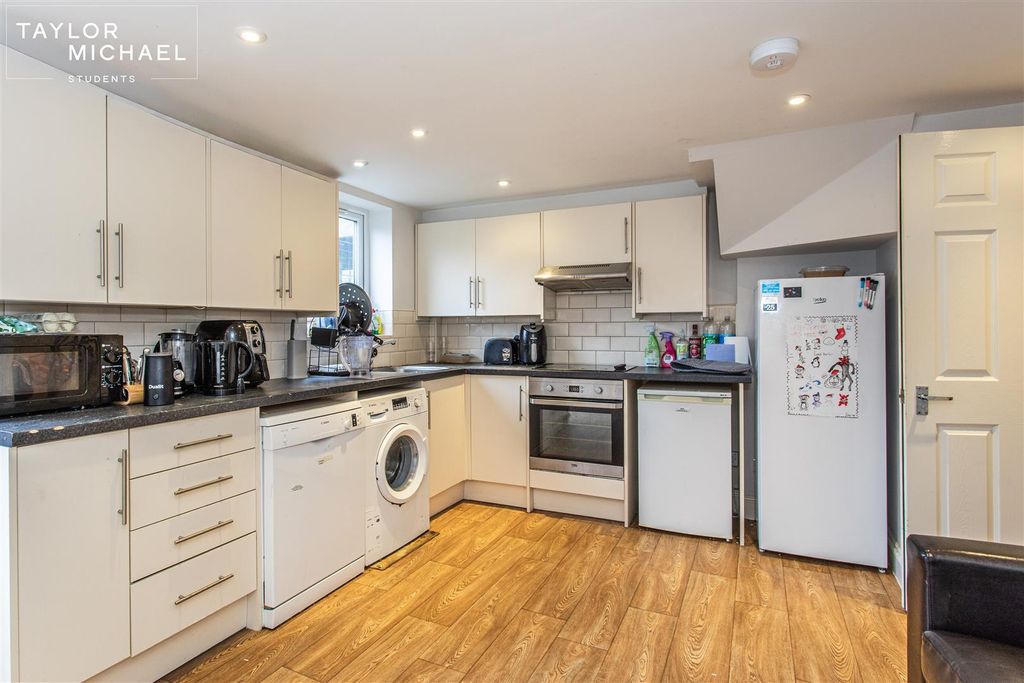 Property photo 2 of 19 Kitchen