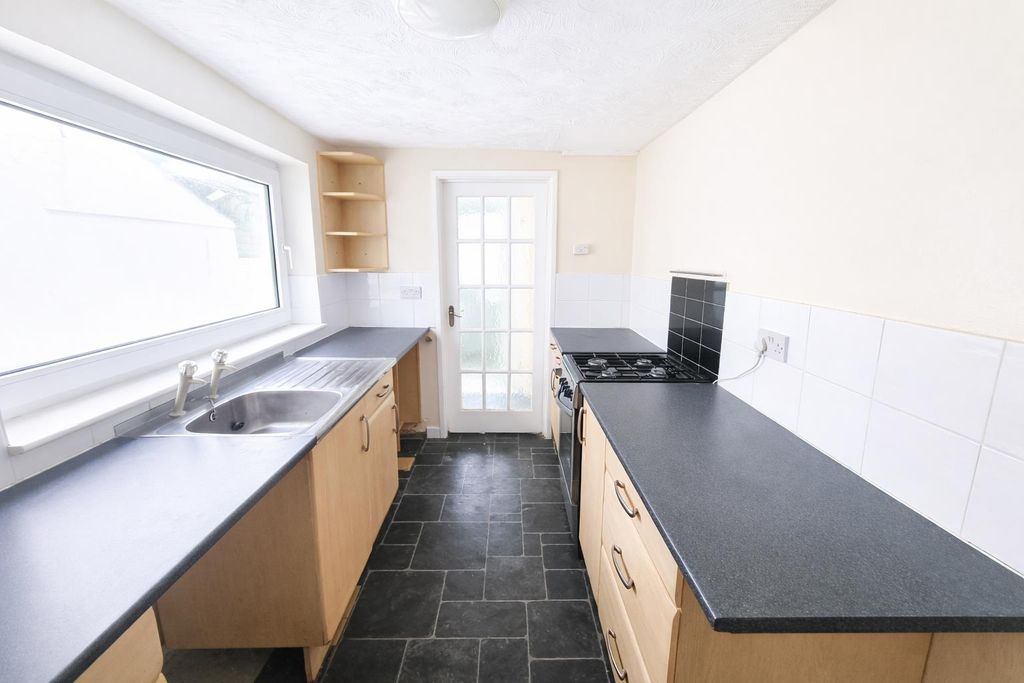 Property photo 3 of 10 Kitchen