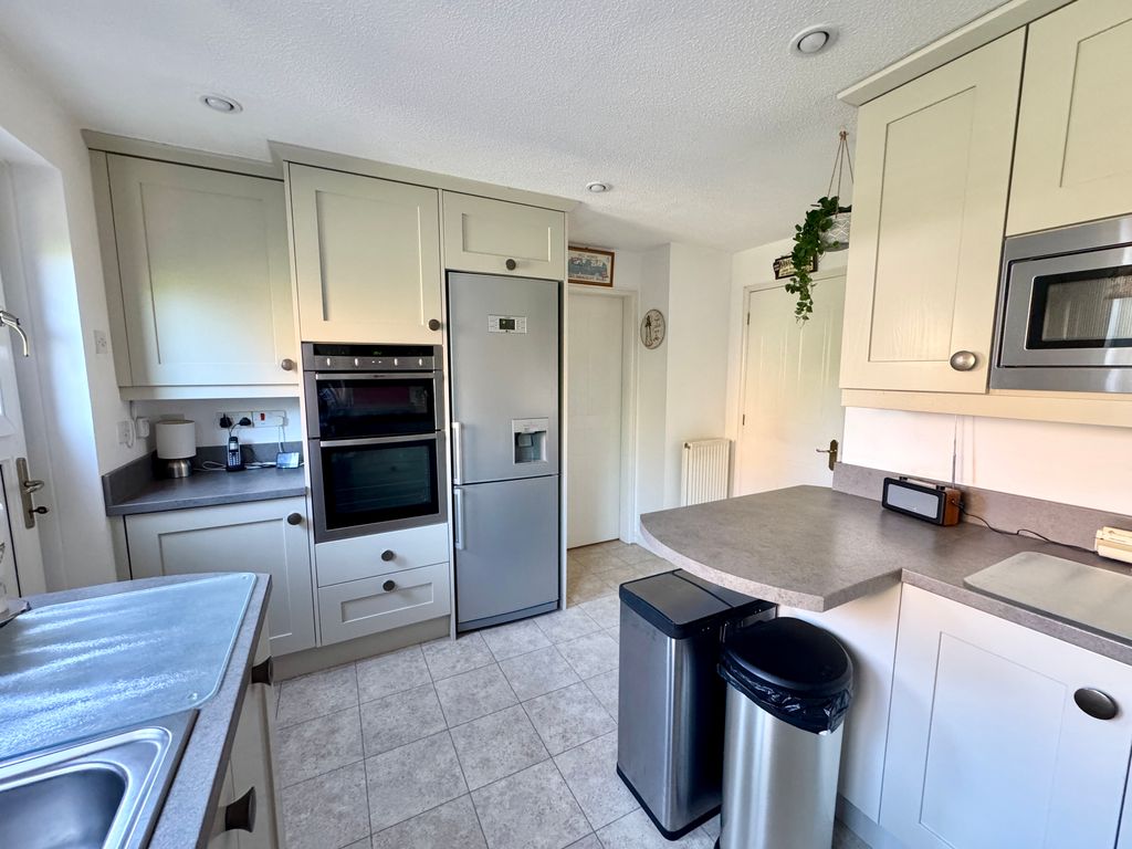 Property photo 3 of 27 Kitchen c.
