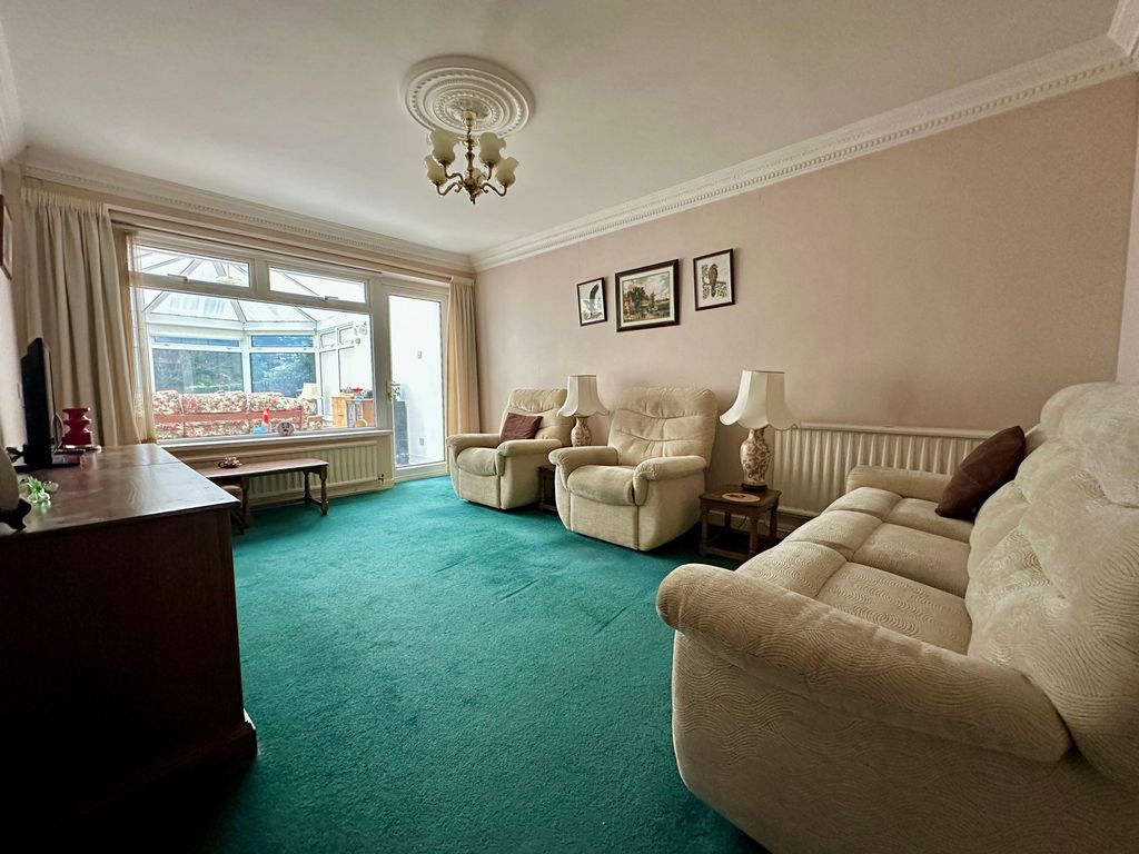 Property photo 3 of 16 Lounge