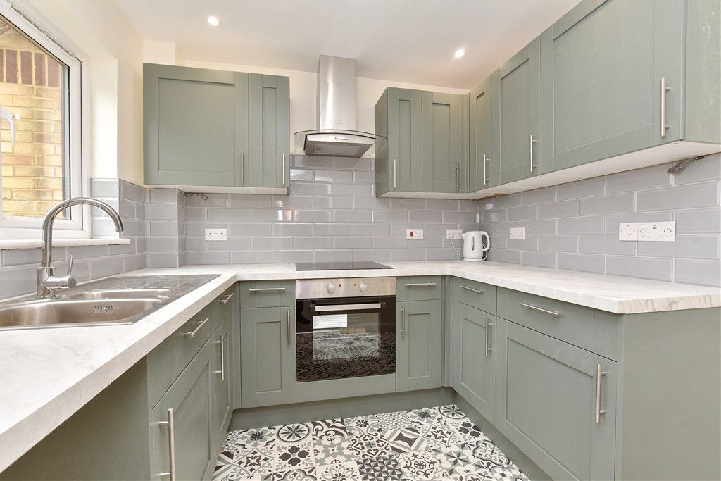 Property photo 3 of 8 Kitchen