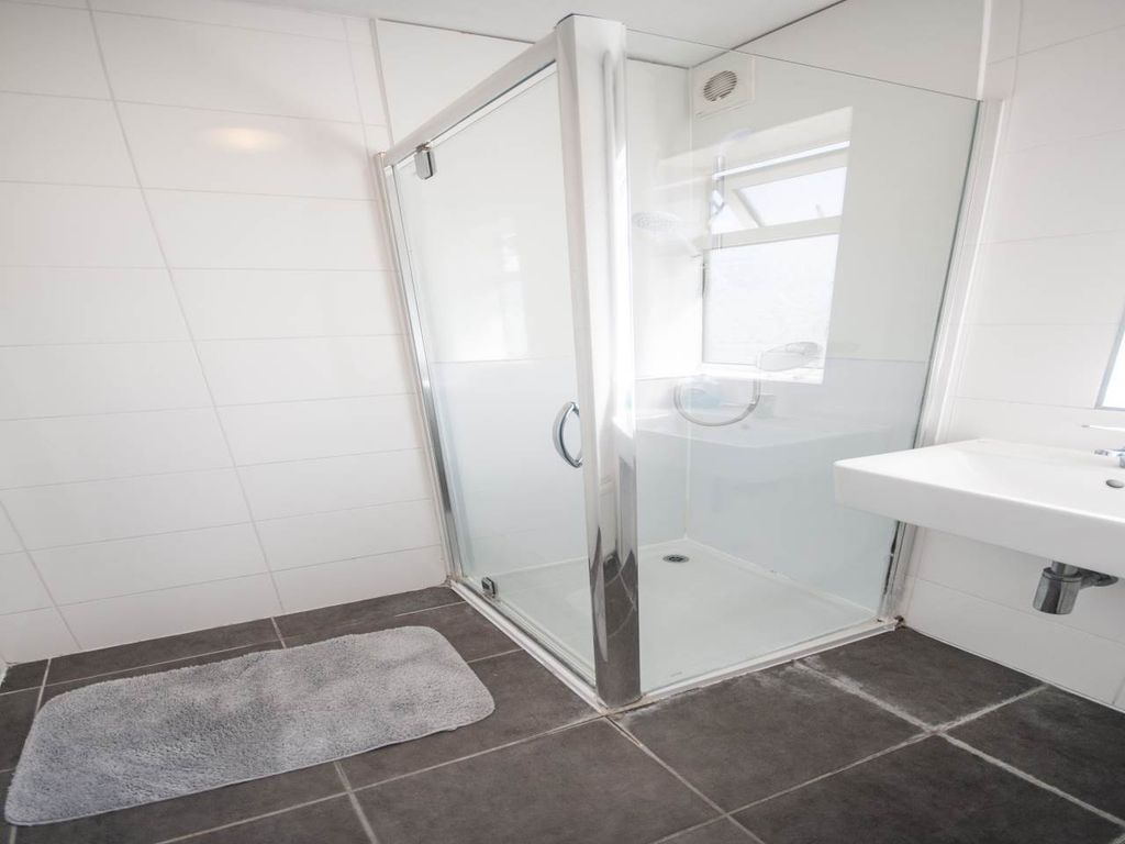 Property photo 2 of 8 Bathroom