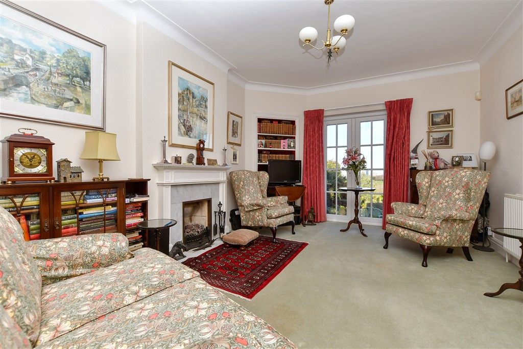 Property photo 2 of 19 Lounge