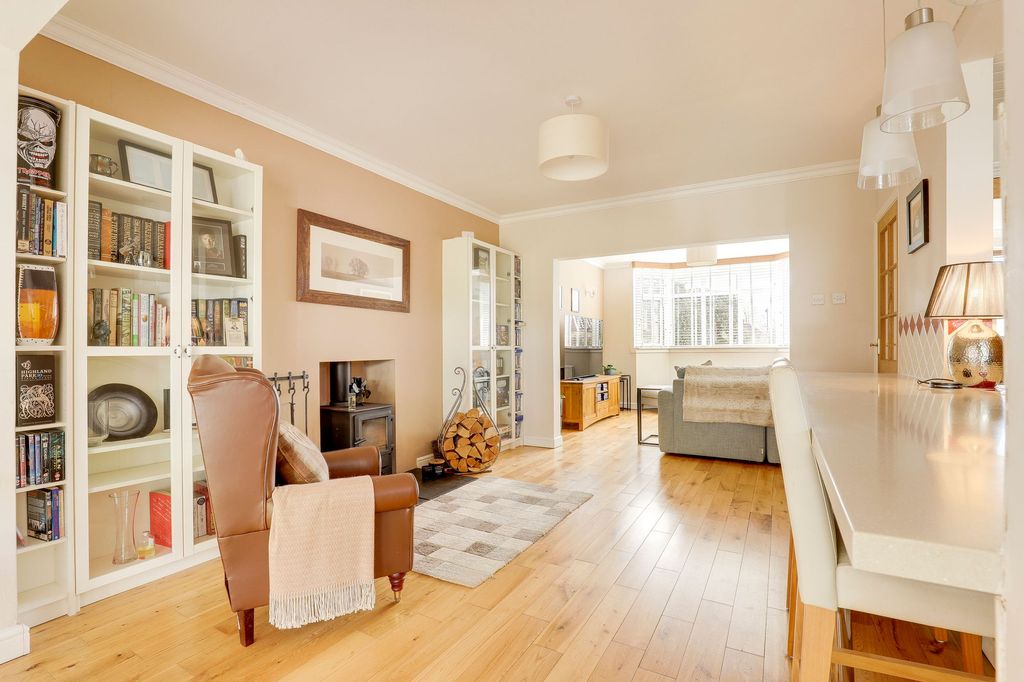 Property photo 3 of 27