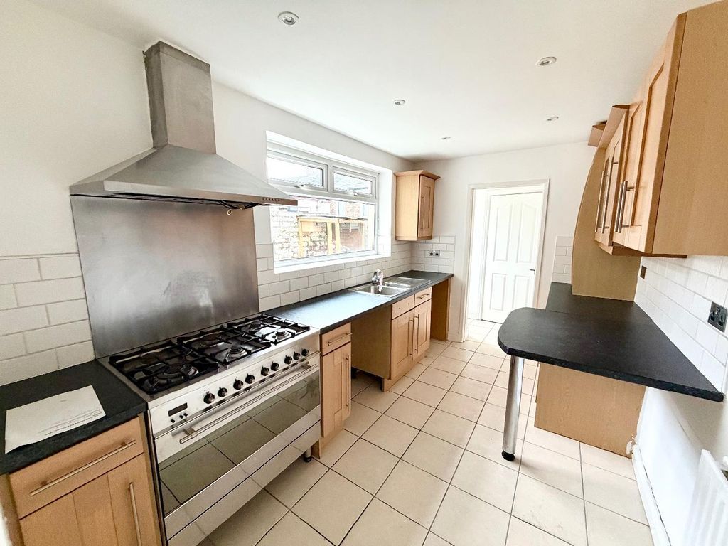 Property photo 2 of 7 Kitchen