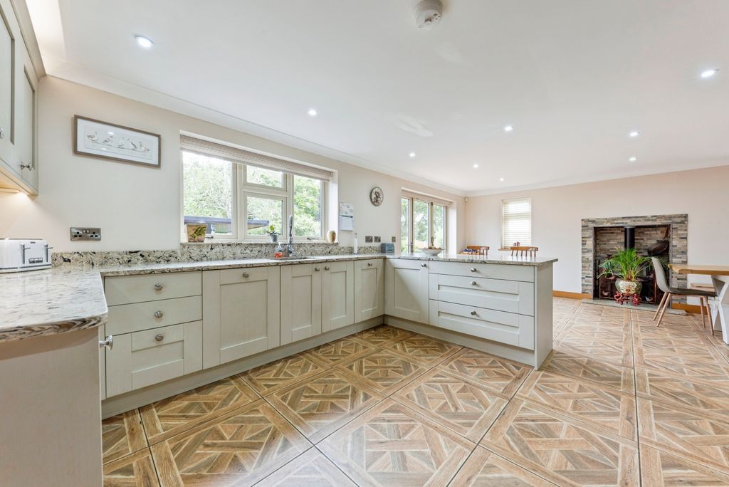 Property photo 2 of 28 59_Low_Road-33
