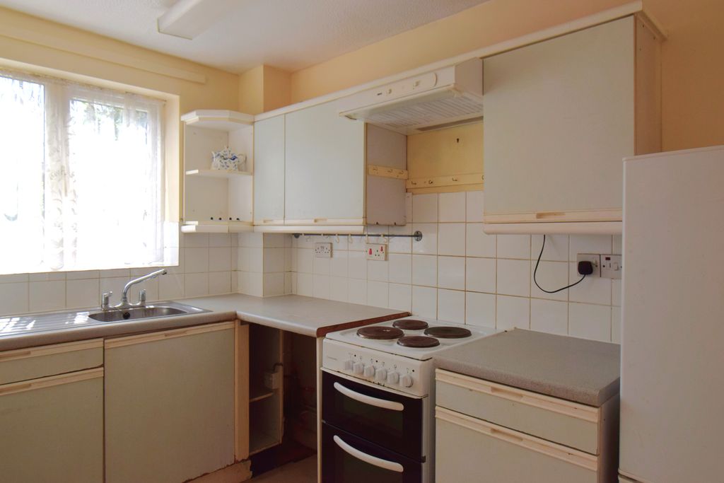 Property photo 3 of 6 Kitchen