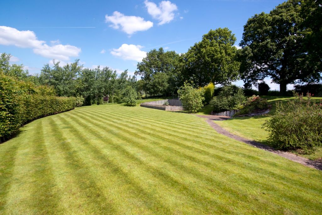 Property photo 2 of 17 Garden