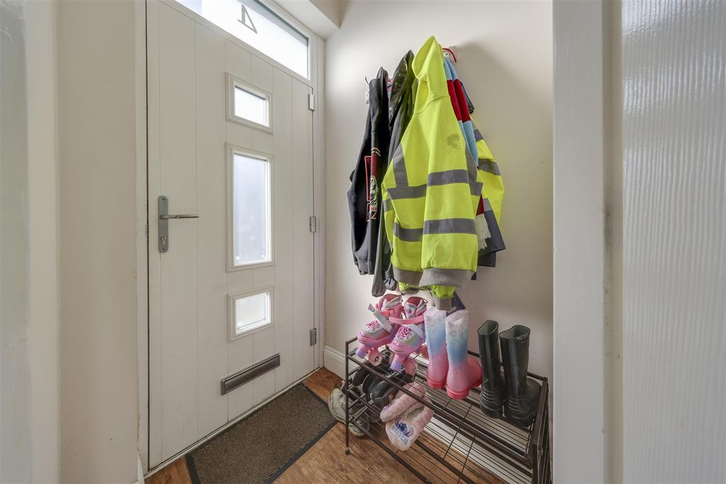 Property photo 3 of 24 Vestibule
