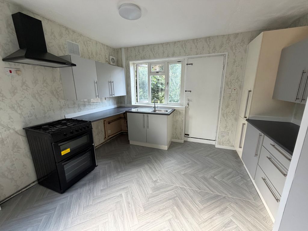 Property photo 2 of 11 Kitchen 1