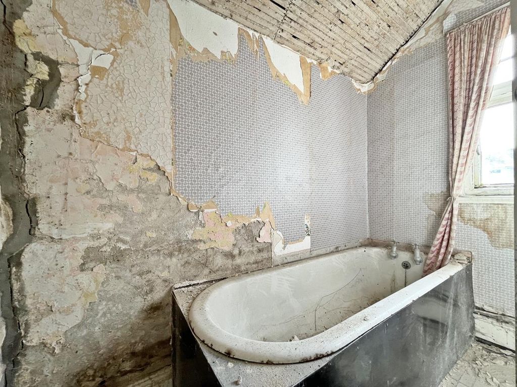 Property photo 2 of 11 Bathroom.Jpg
