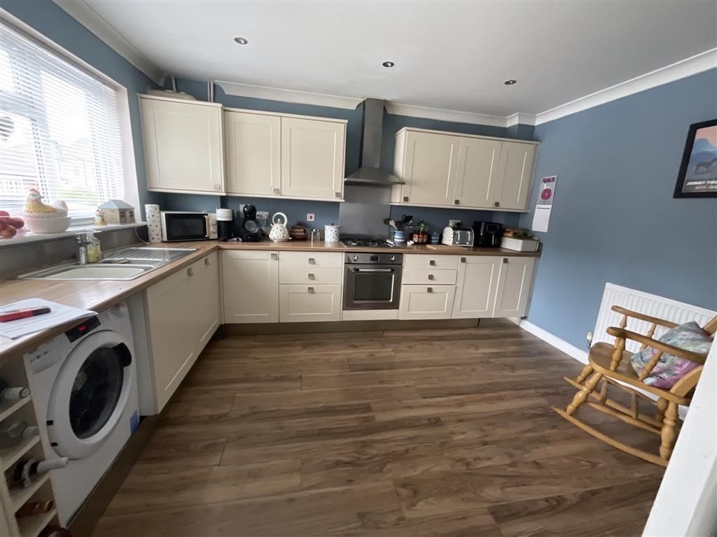 Property photo 3 of 10 Kitchen