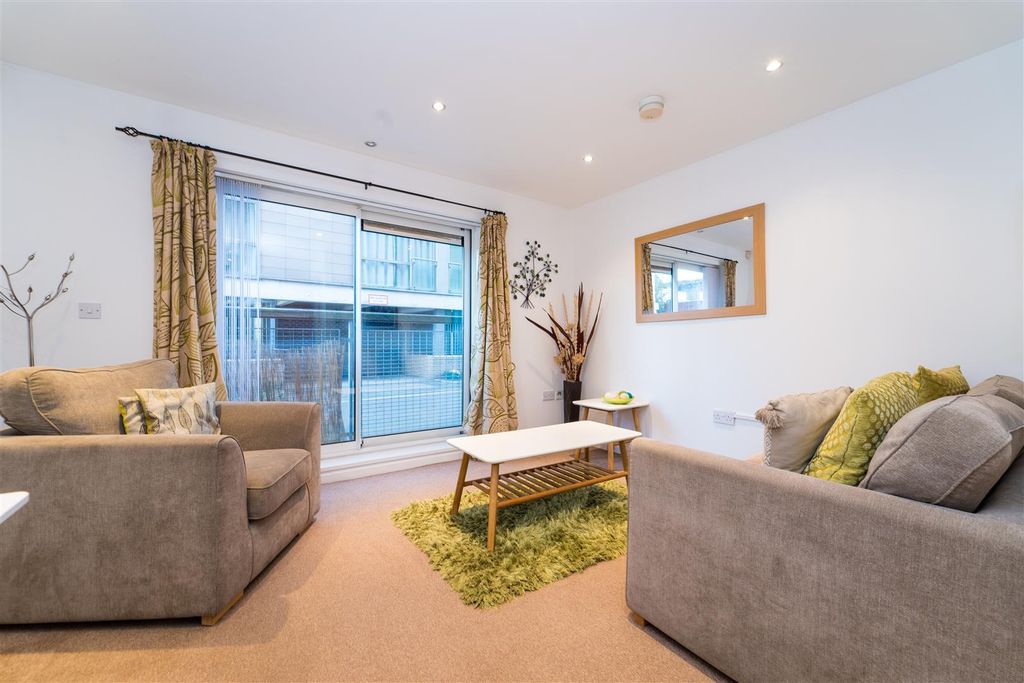 Property photo 1 of 10 Lounge