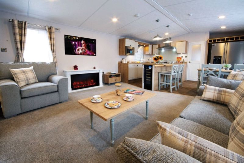 Property photo 2 of 10 Country-Lounge-1-2000x1333-800x533