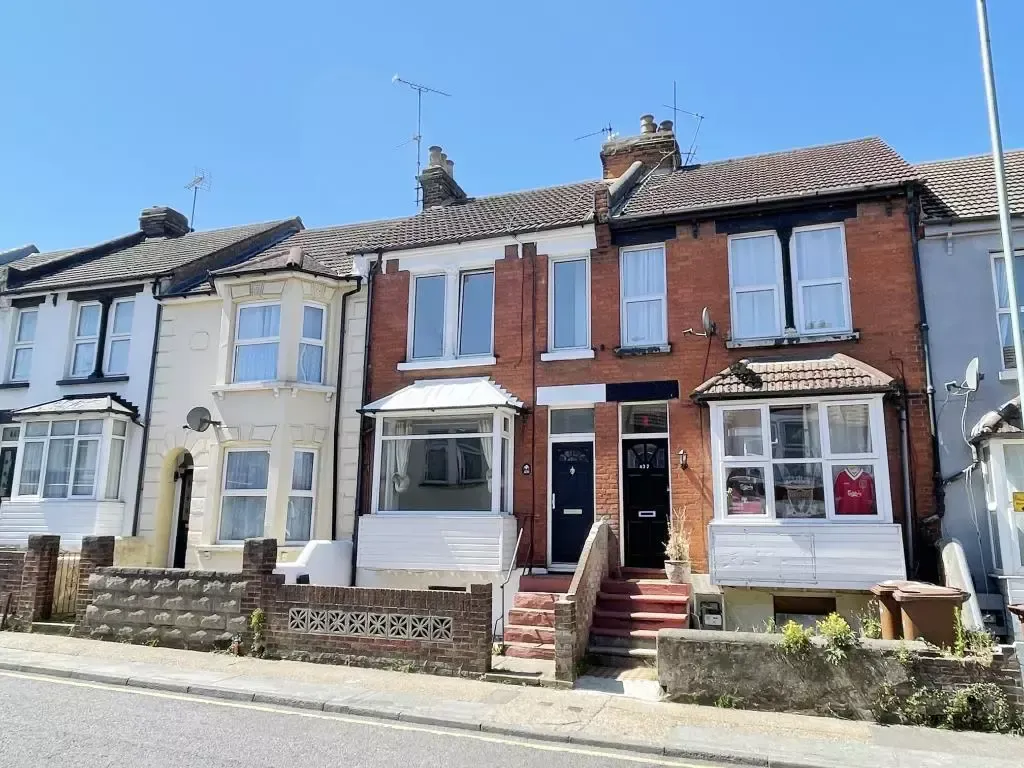 Property photo 1 of 15 Large Mid Terraced Four To Five Bedroom Property In Me7 Area