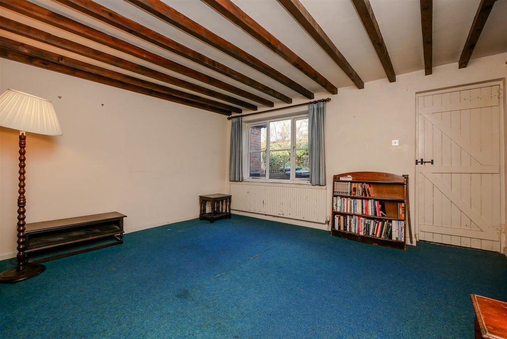 Property photo 3 of 8 Lounge