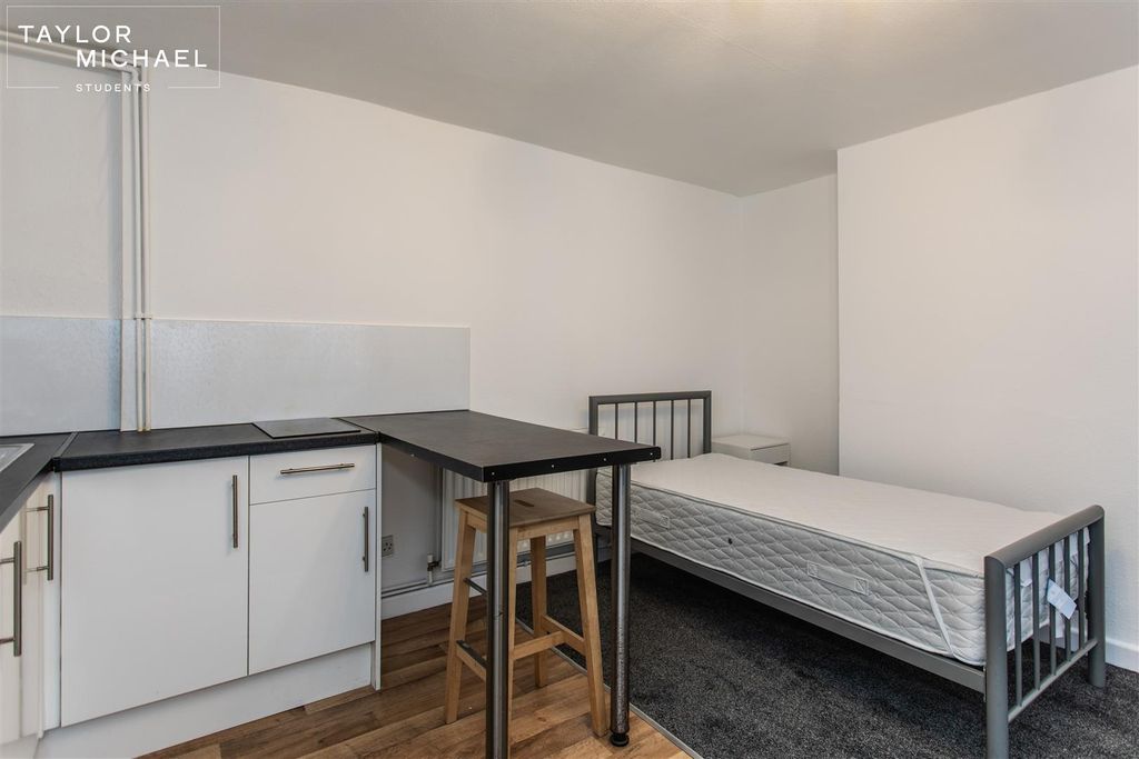 Property photo 3 of 15 Kitchen / Bedroom