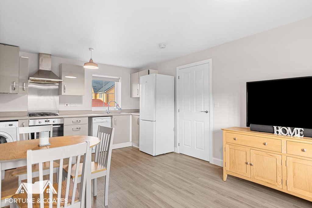 Property photo 2 of 12 Fieldfareway_1.Jpg