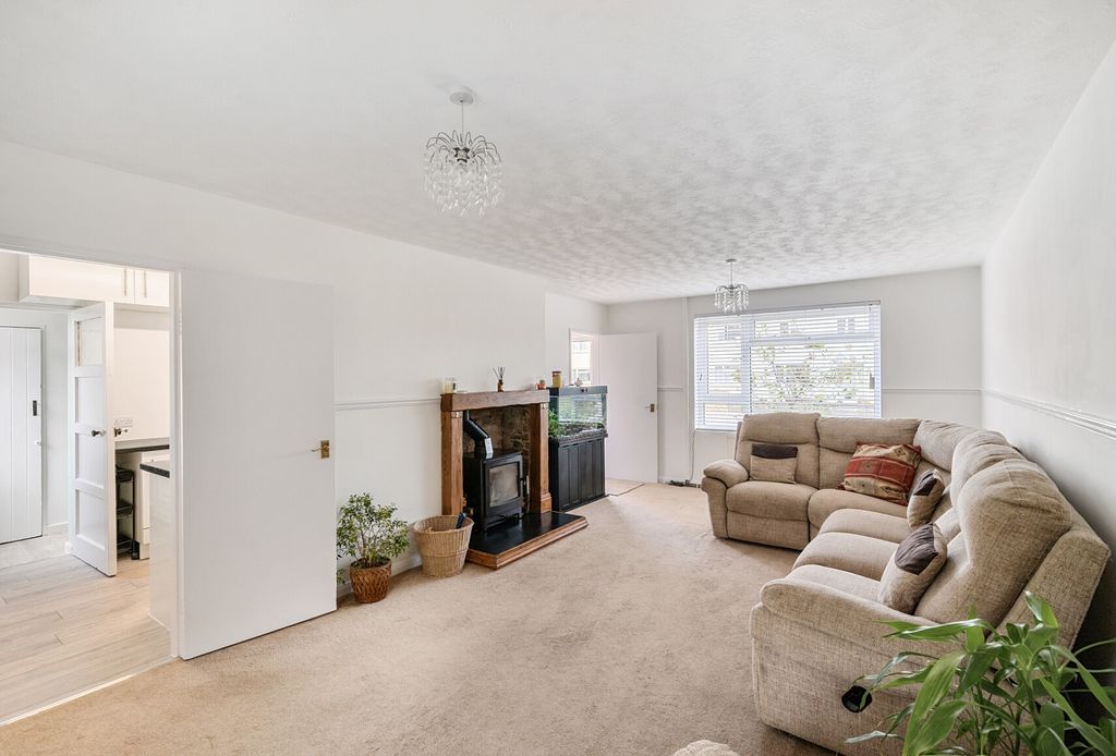 Property photo 2 of 21 1320863-11-687E21...