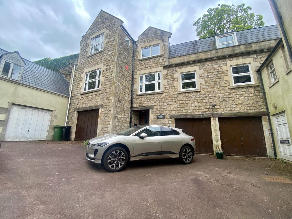 Property photo 1 of 18 Front