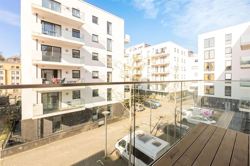 Property photo 3 of 22 Flat-32-Invicta-Bs1-5Sw-11.Jpg