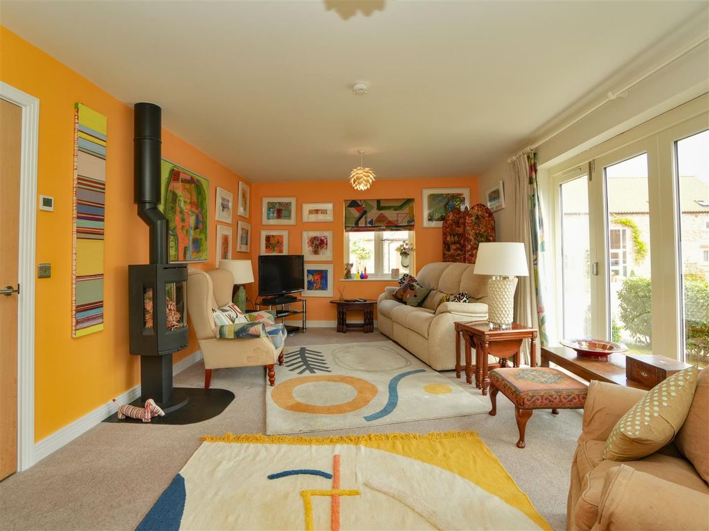 Property photo 3 of 35 Lounge