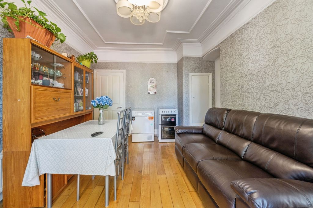 Property photo 2 of 11 Lounge
