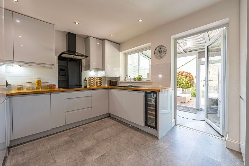 Property photo 2 of 28