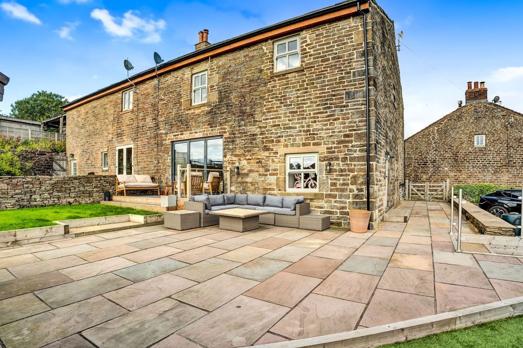 Property photo 2 of 43