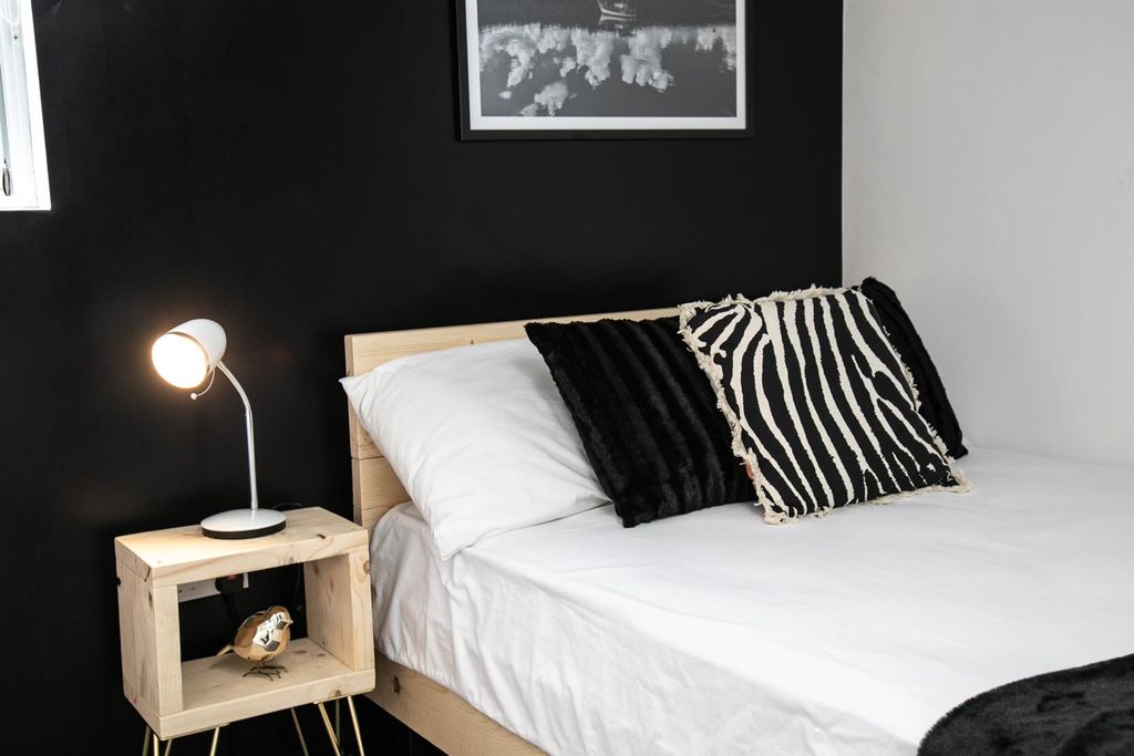 Property photo 2 of 9 46 Dean St Lr-20.Jpg