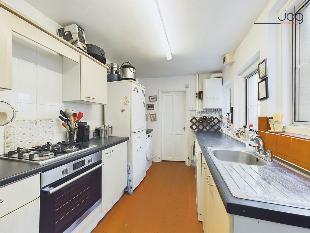 Property photo 3 of 22 Kitchen