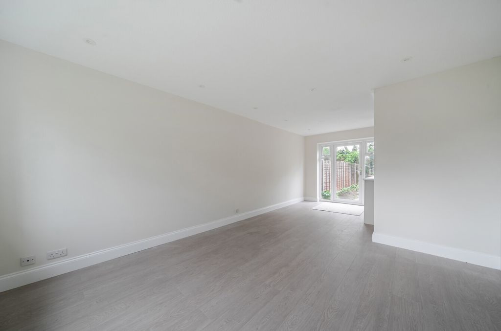 Property photo 3 of 17 Sitting Room