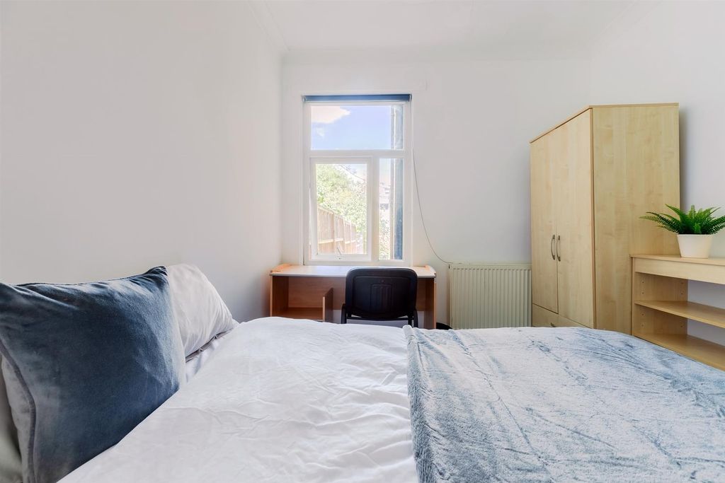 Property photo 3 of 15 Room 2 Six.Jpg