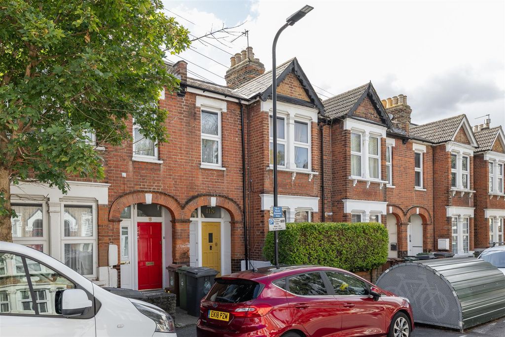 Property photo 1 of 31 Brookscroft Road, E17