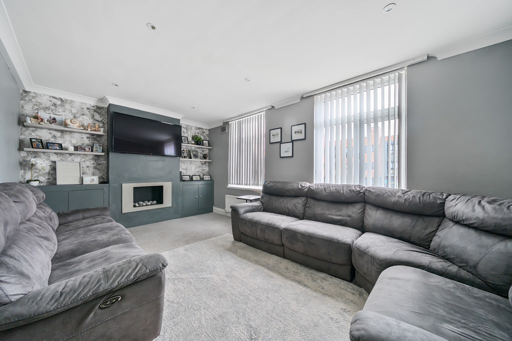 Property photo 1 of 18 1323981-9-6880Ab7c8E06A